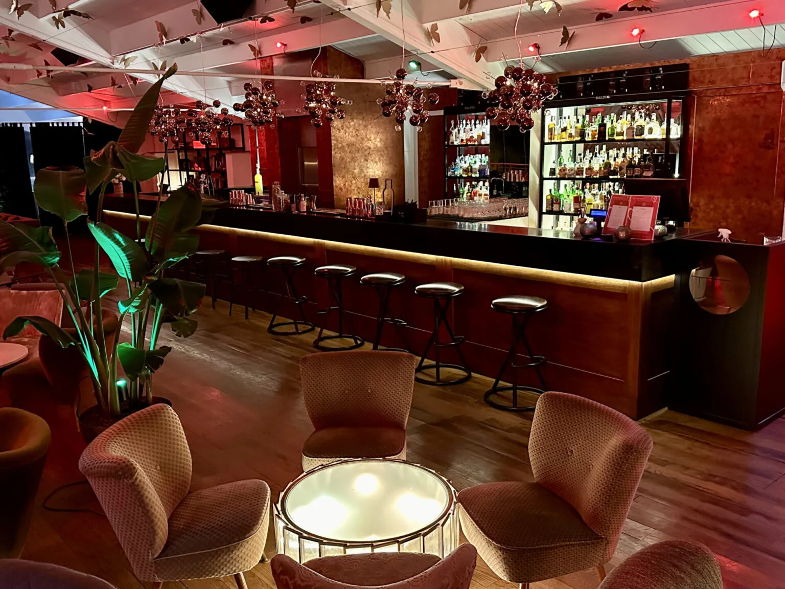 The Roof by Qvinto - il bancone bar con gli sgabelli