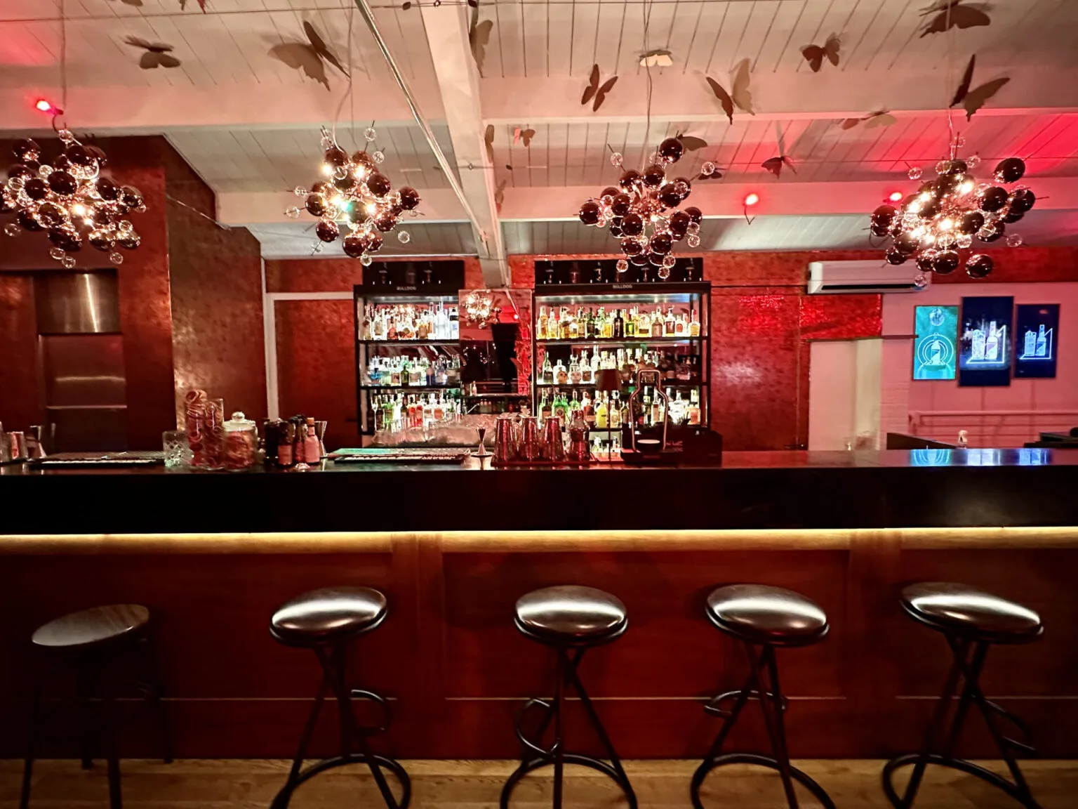 The Roof by Qvinto - il bar e i lampadari a sfere